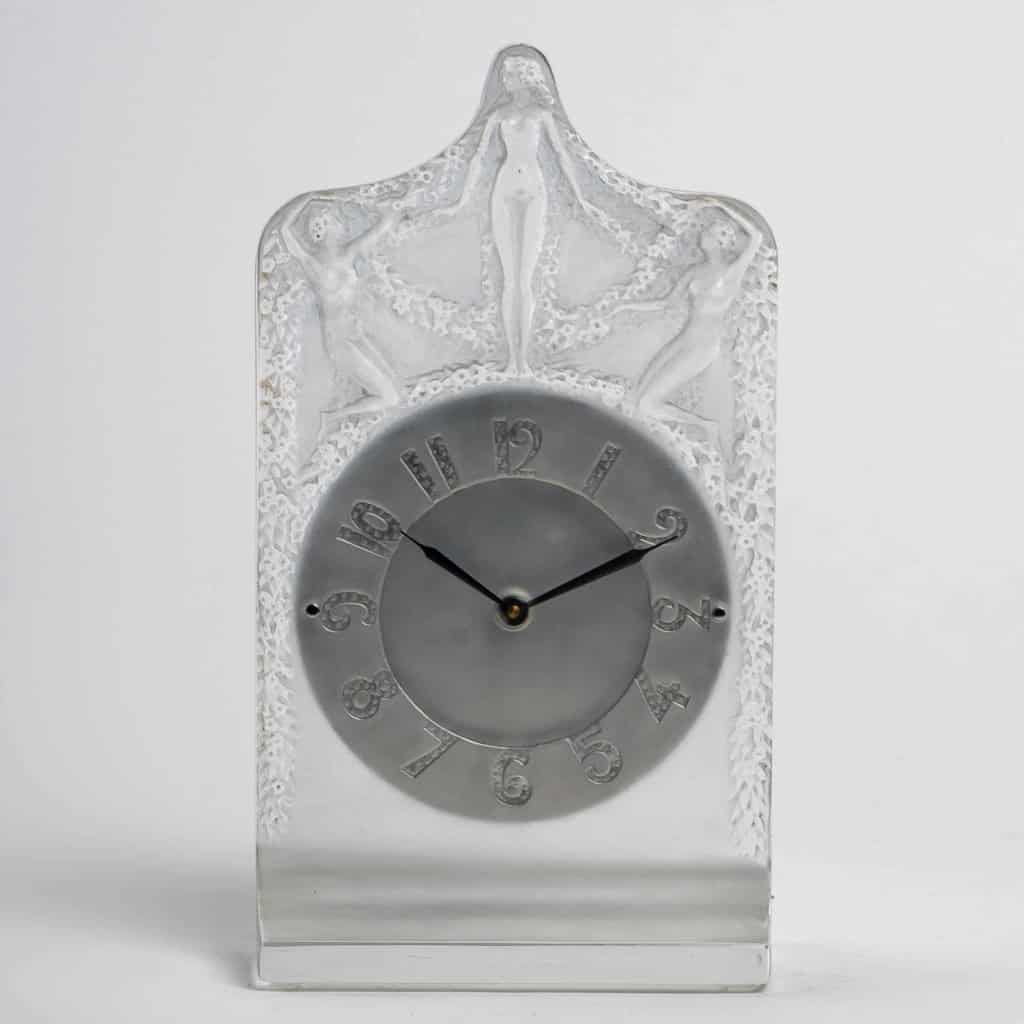 Pendule « Hélène » verre blanc patiné bleu de René LALIQUE – mouvement mécanique | Biron |||||||