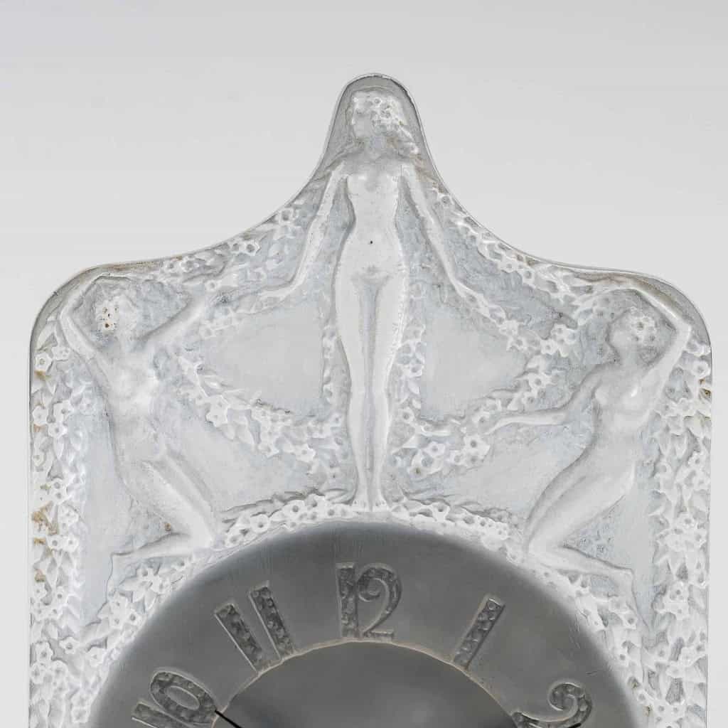 Pendule « Hélène » verre blanc patiné bleu de René LALIQUE – mouvement mécanique | Biron Pendule « Hélène » verre blanc patiné bleu de René LALIQUE - mouvement mécanique