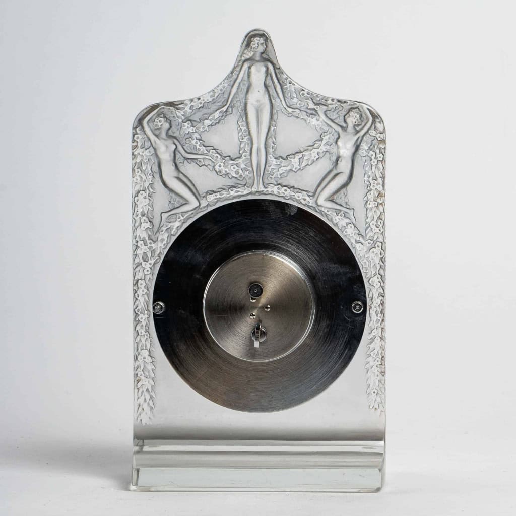 Pendule « Hélène » verre blanc patiné bleu de René LALIQUE – mouvement mécanique | Biron Pendule « Hélène » verre blanc patiné bleu de René LALIQUE - mouvement mécanique