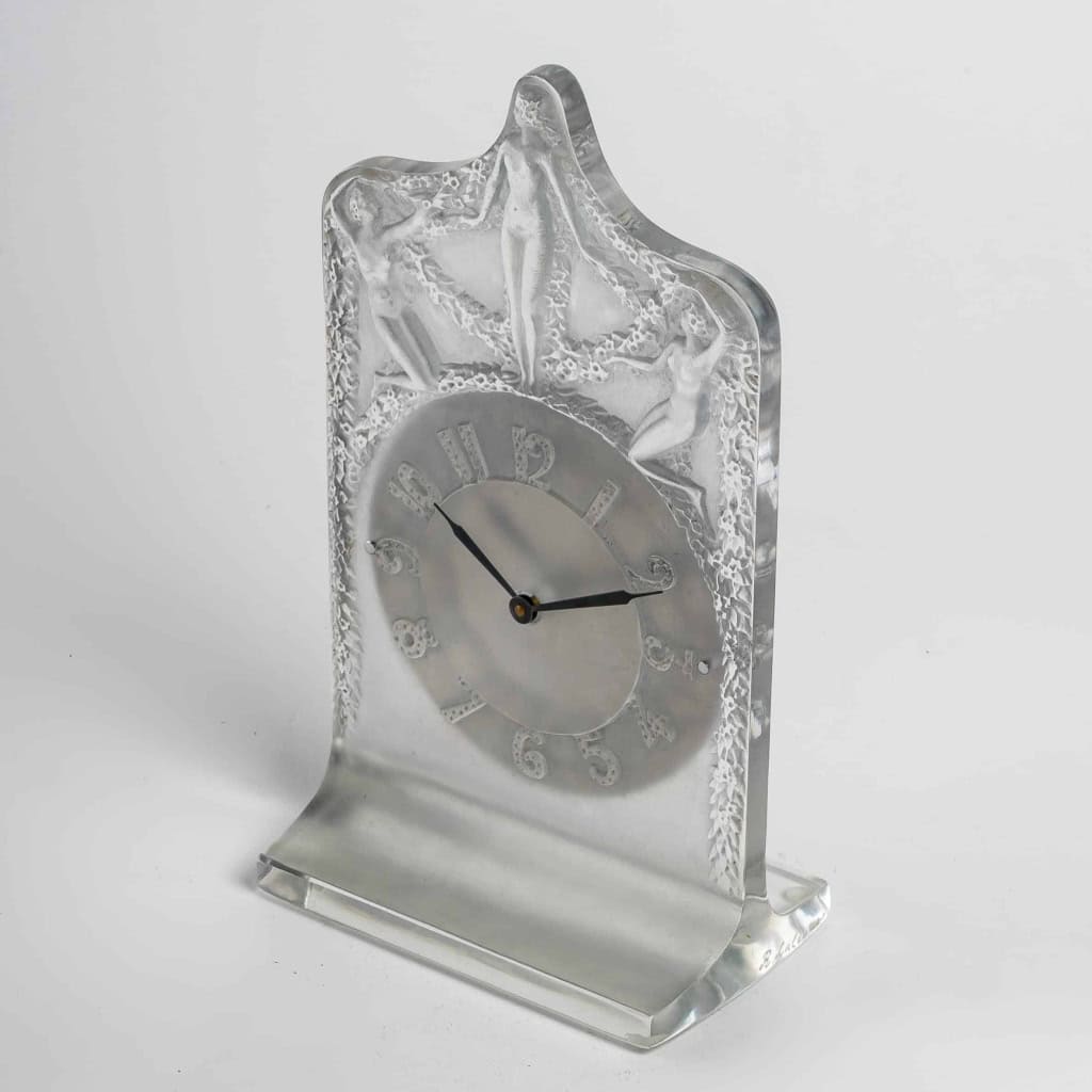 Pendule « Hélène » verre blanc patiné bleu de René LALIQUE – mouvement mécanique | Biron Pendule « Hélène » verre blanc patiné bleu de René LALIQUE - mouvement mécanique