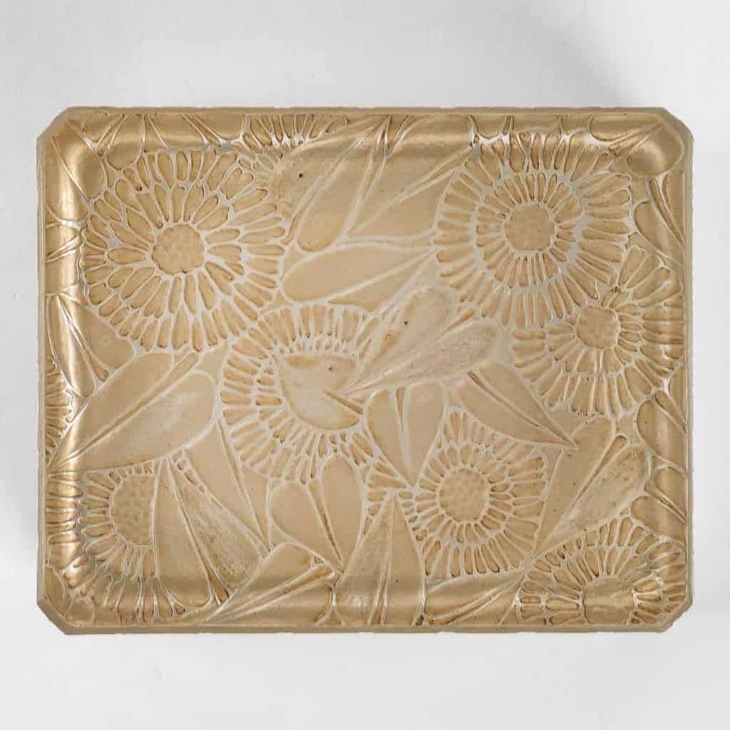 Boîte « Zinnias » verre blanc patiné sépia de René LALIQUE | Biron Boîte "Zinnias" verre blanc patiné sépia de René LALIQUE