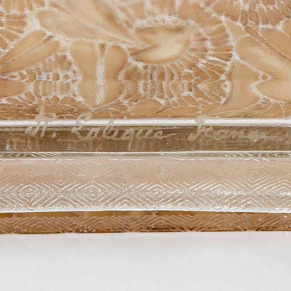 Boîte « Zinnias » verre blanc patiné sépia de René LALIQUE | Biron Boîte "Zinnias" verre blanc patiné sépia de René LALIQUE