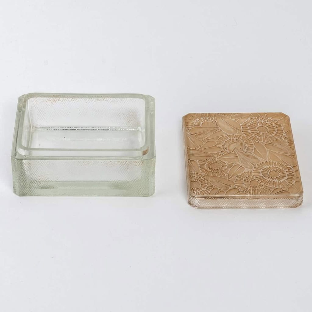 Boîte « Zinnias » verre blanc patiné sépia de René LALIQUE | Biron Boîte "Zinnias" verre blanc patiné sépia de René LALIQUE
