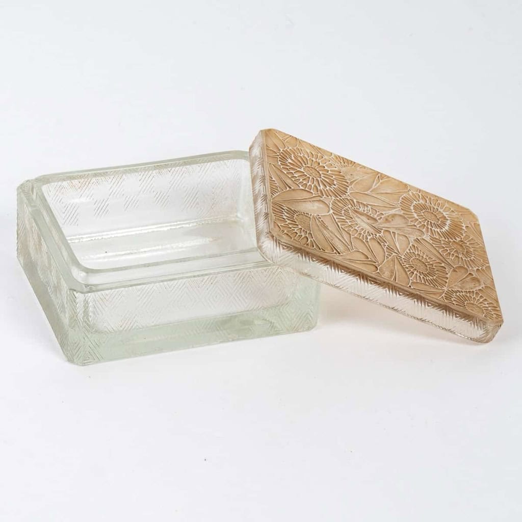 Boîte « Zinnias » verre blanc patiné sépia de René LALIQUE | Biron Boîte "Zinnias" verre blanc patiné sépia de René LALIQUE