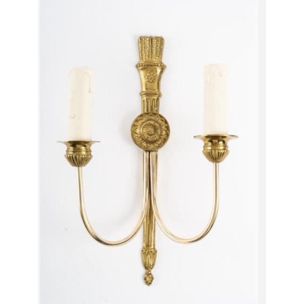 1970 Paire d’Appliques néoclassiques en bronze Maison Roche. | Biron 1970 Paire d'Appliques néoclassiques en bronze Maison Roche.