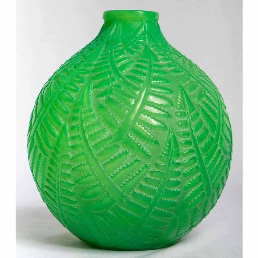Vase « Espalion » verre vert jade double couche de René LALIQUE | Biron Vase "Espalion" verre vert jade double couche de René LALIQUE