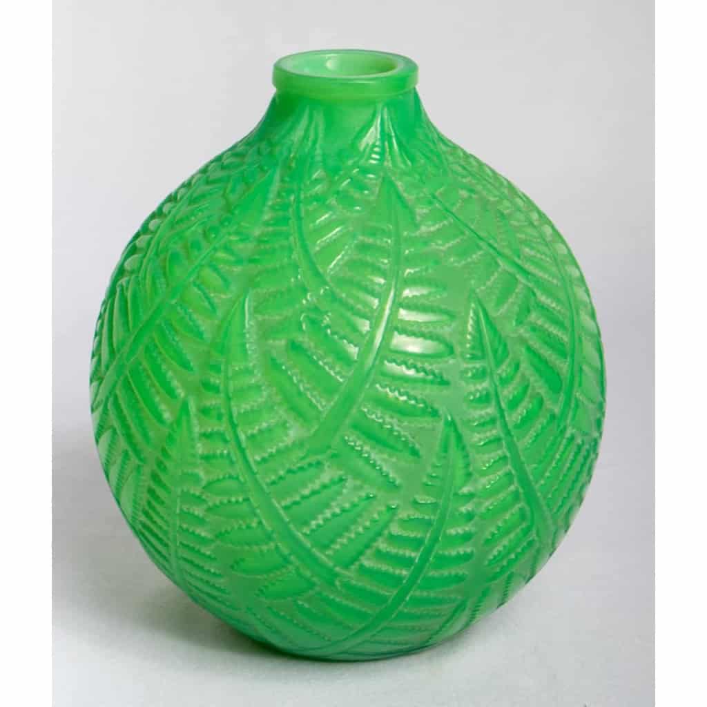 Vase « Espalion » verre vert jade double couche de René LALIQUE | Biron Vase "Espalion" verre vert jade double couche de René LALIQUE