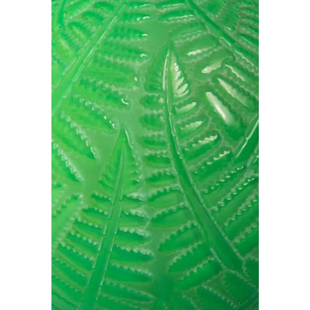 Vase « Espalion » verre vert jade double couche de René LALIQUE | Biron Vase "Espalion" verre vert jade double couche de René LALIQUE