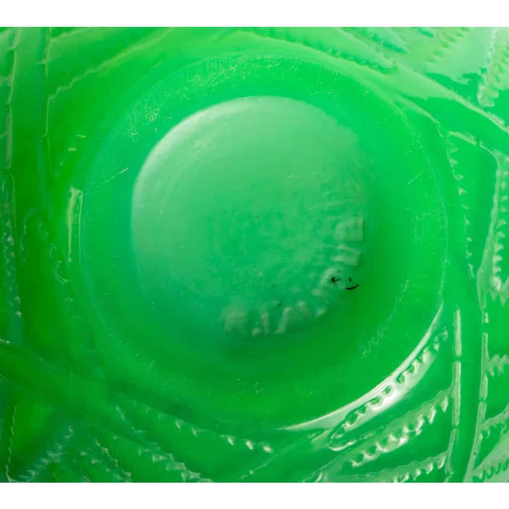 Vase « Espalion » verre vert jade double couche de René LALIQUE | Biron Vase "Espalion" verre vert jade double couche de René LALIQUE