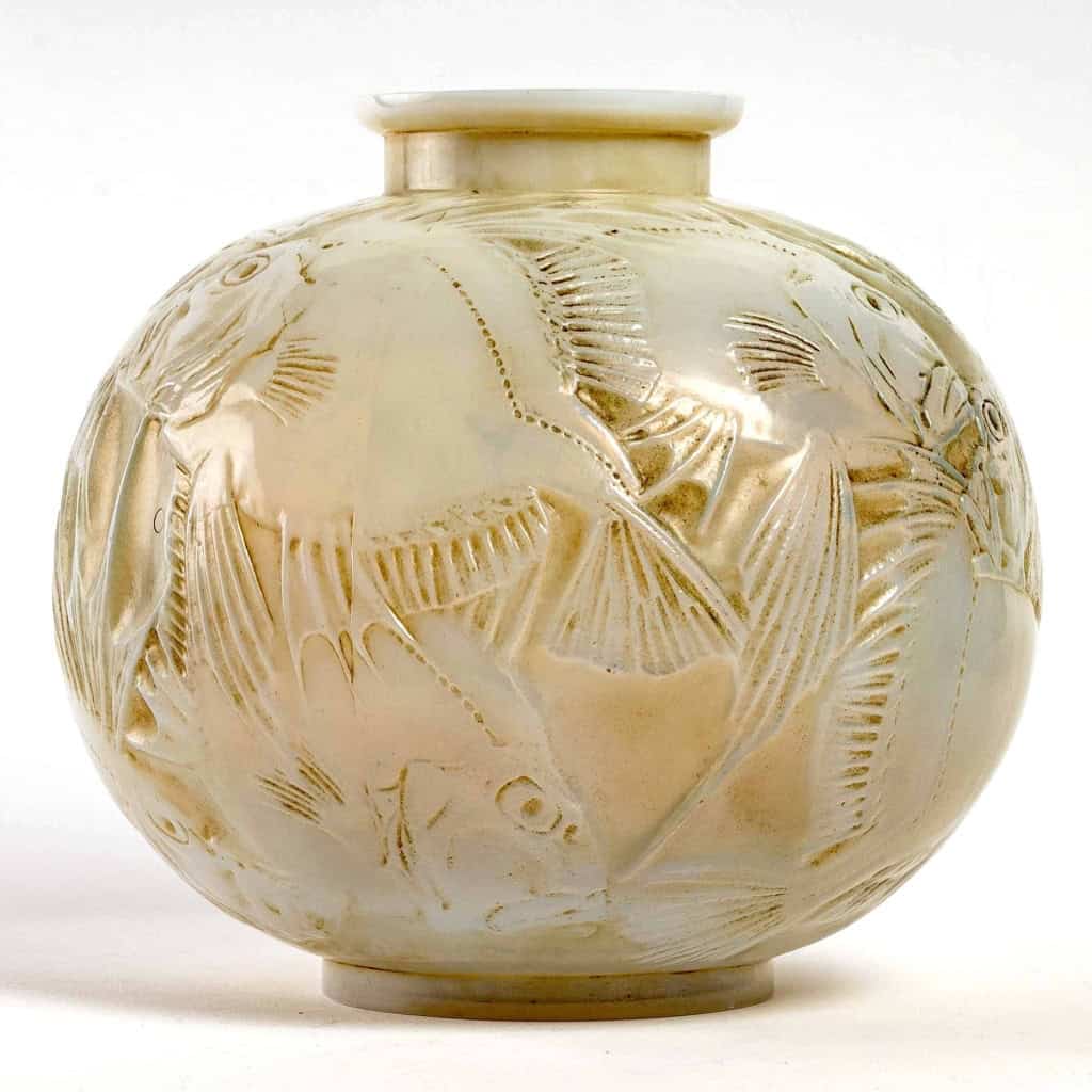 Vase « Poissons » verre opalescent blanc multicouches patiné sépia de René LALIQUE | Biron ||||||||