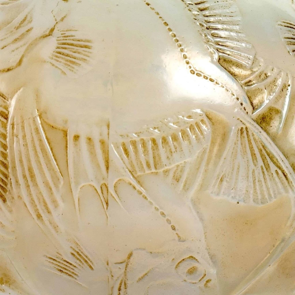 Vase « Poissons » verre opalescent blanc multicouches patiné sépia de René LALIQUE | Biron Vase "Poissons" verre opalescent blanc multicouches patiné sépia de René LALIQUE