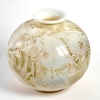 Vase « Poissons » verre opalescent blanc multicouches patiné sépia de René LALIQUE | Biron Vase "Poissons" verre opalescent blanc multicouches patiné sépia de René LALIQUE