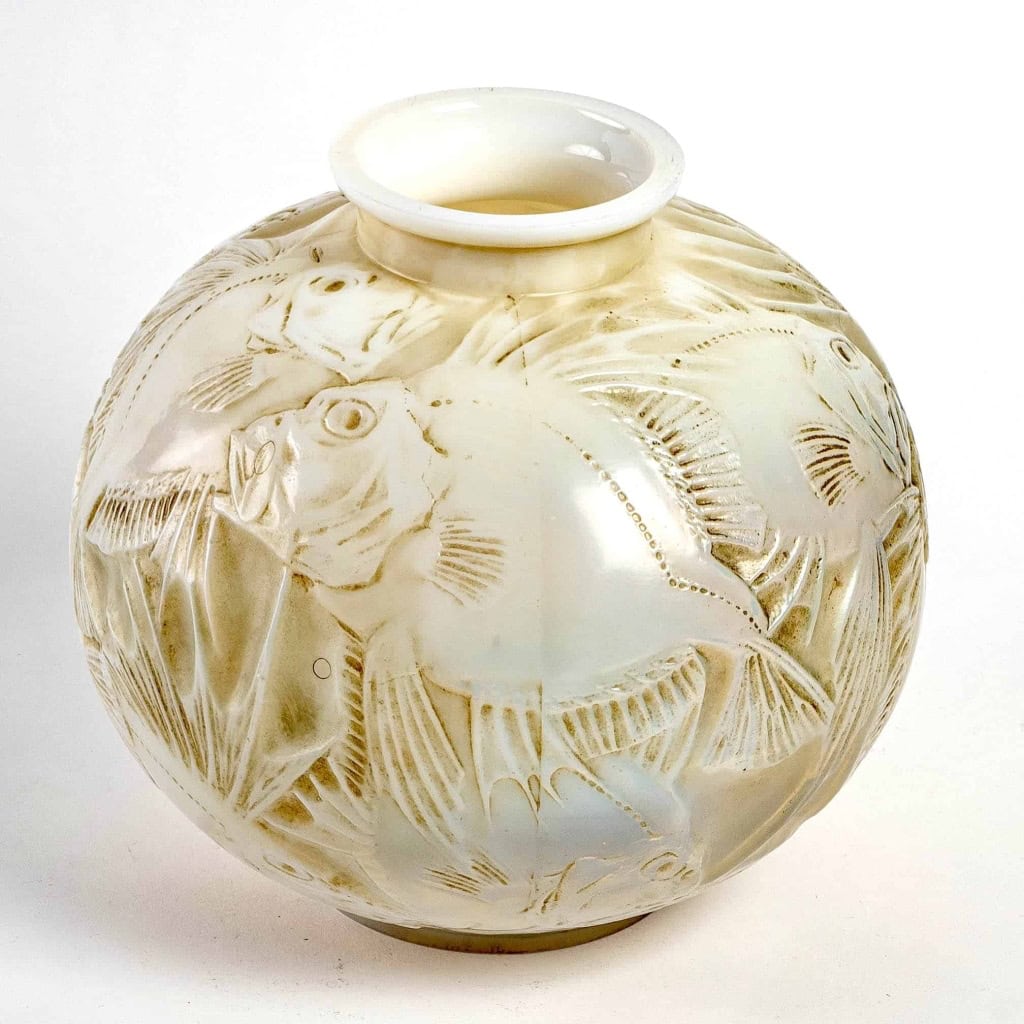 Vase « Poissons » verre opalescent blanc multicouches patiné sépia de René LALIQUE | Biron Vase "Poissons" verre opalescent blanc multicouches patiné sépia de René LALIQUE