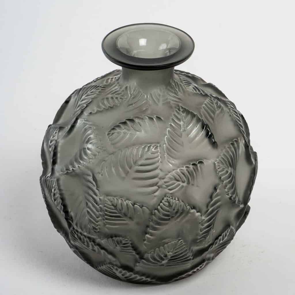Vase « Ormeaux » verre gris de René LALIQUE | Biron Vase "Ormeaux" verre gris de René LALIQUE