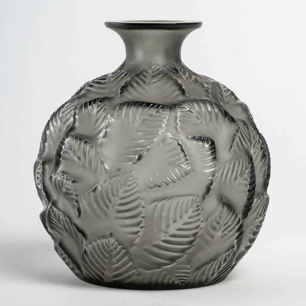 Vase « Ormeaux » verre gris de René LALIQUE | Biron Vase "Ormeaux" verre gris de René LALIQUE