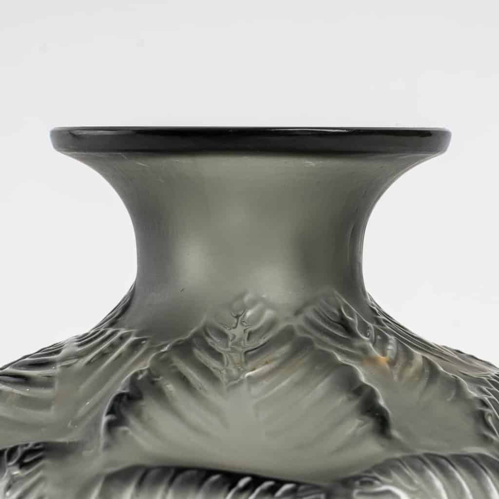 Vase « Ormeaux » verre gris de René LALIQUE | Biron Vase "Ormeaux" verre gris de René LALIQUE