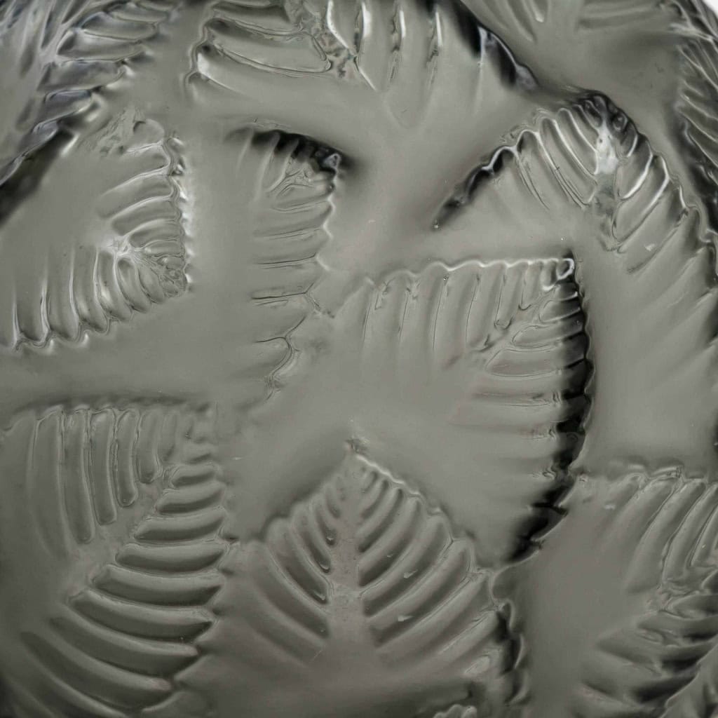 Vase « Ormeaux » verre gris de René LALIQUE | Biron Vase "Ormeaux" verre gris de René LALIQUE