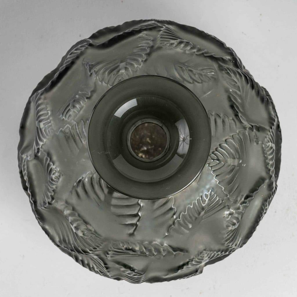 Vase « Ormeaux » verre gris de René LALIQUE | Biron Vase "Ormeaux" verre gris de René LALIQUE