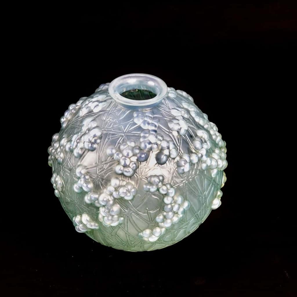 Vase « Druide » verre opalescent double couche patiné céladon de René LALIQUE | Biron Vase "Druide" verre opalescent double couche patiné céladon de René LALIQUE
