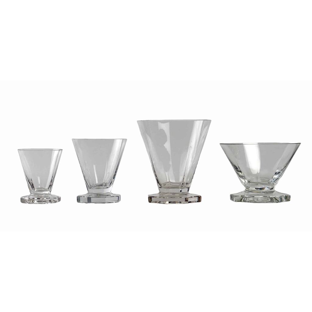 Service « Quincy » – 34 Pièces ( 32 Verres – 1 Carafe – 1 Broc) de René LALIQUE | Biron Service "Quincy" - 34 Pièces ( 32 Verres - 1 Carafe - 1 Broc) de René LALIQUE