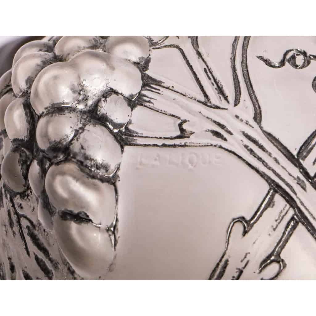 Brûle-Parfum « Raisins » verre blanc émaillé noir d’origne socle bois de René LALIQUE pour ROBJ | Biron Brûle-Parfum "Raisins" verre blanc émaillé noir d'origne socle bois de René LALIQUE pour ROBJ