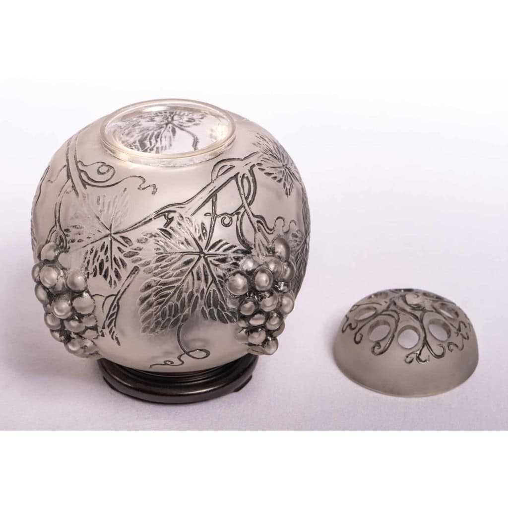 Brûle-Parfum « Raisins » verre blanc émaillé noir d’origne socle bois de René LALIQUE pour ROBJ | Biron Brûle-Parfum "Raisins" verre blanc émaillé noir d'origne socle bois de René LALIQUE pour ROBJ
