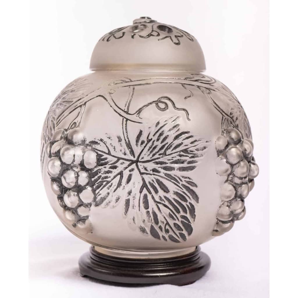 Brûle-Parfum « Raisins » verre blanc émaillé noir d’origne socle bois de René LALIQUE pour ROBJ | Biron Brûle-Parfum "Raisins" verre blanc émaillé noir d'origne socle bois de René LALIQUE pour ROBJ