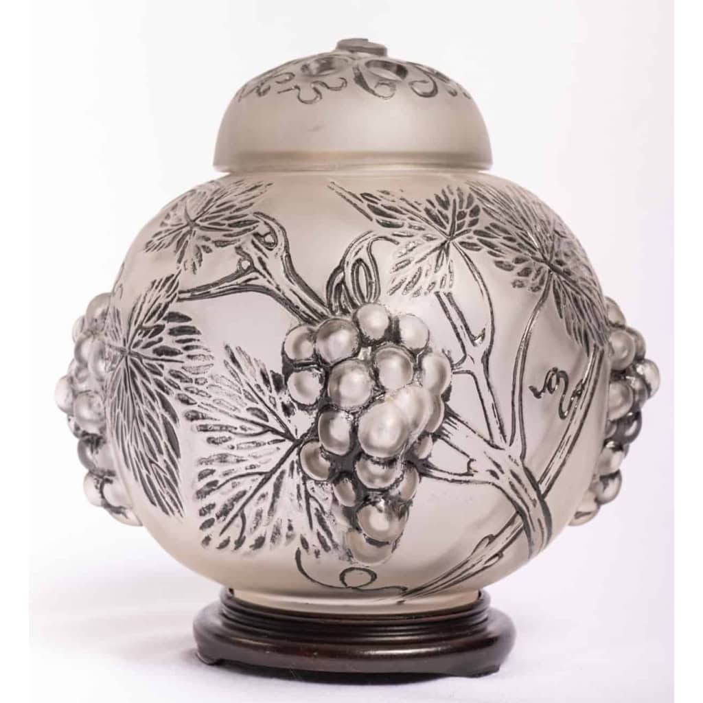 Brûle-Parfum « Raisins » verre blanc émaillé noir d’origne socle bois de René LALIQUE pour ROBJ | Biron Brûle-Parfum "Raisins" verre blanc émaillé noir d'origne socle bois de René LALIQUE pour ROBJ