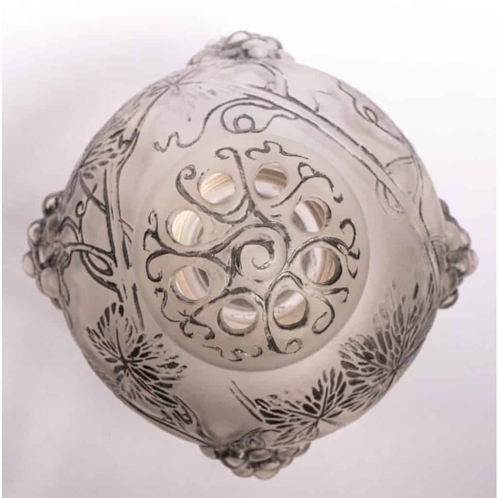 Brûle-Parfum « Raisins » verre blanc émaillé noir d’origne socle bois de René LALIQUE pour ROBJ | Biron Brûle-Parfum "Raisins" verre blanc émaillé noir d'origne socle bois de René LALIQUE pour ROBJ