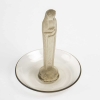 Cendrier Baguier « Statuette de la Fontaine » verre gris topaze de René LALIQUE | Biron Cendrier Baguier "Statuette de la Fontaine" verre gris topaze de René LALIQUE