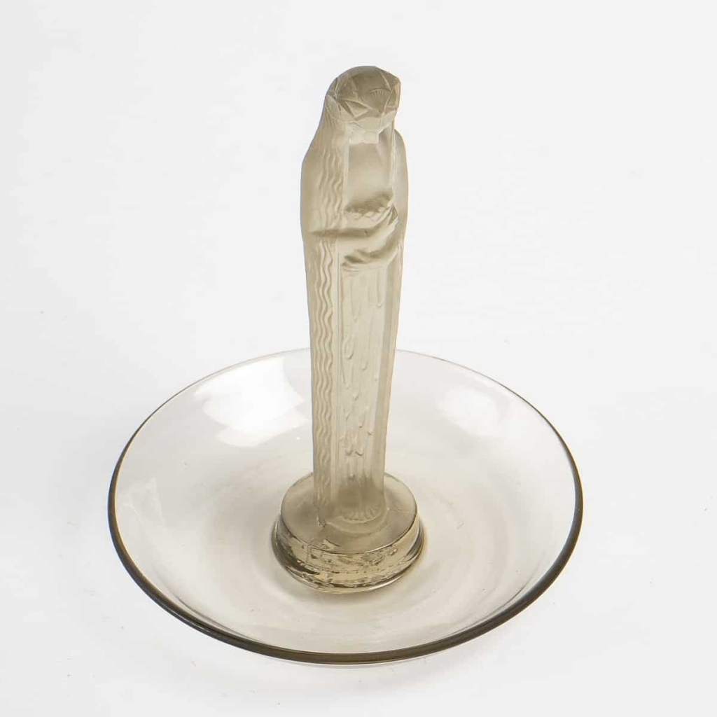 Cendrier Baguier « Statuette de la Fontaine » verre gris topaze de René LALIQUE | Biron Cendrier Baguier "Statuette de la Fontaine" verre gris topaze de René LALIQUE