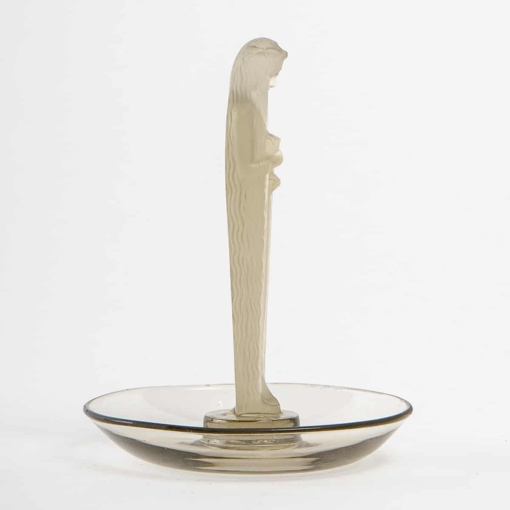 Cendrier Baguier « Statuette de la Fontaine » verre gris topaze de René LALIQUE | Biron Cendrier Baguier "Statuette de la Fontaine" verre gris topaze de René LALIQUE