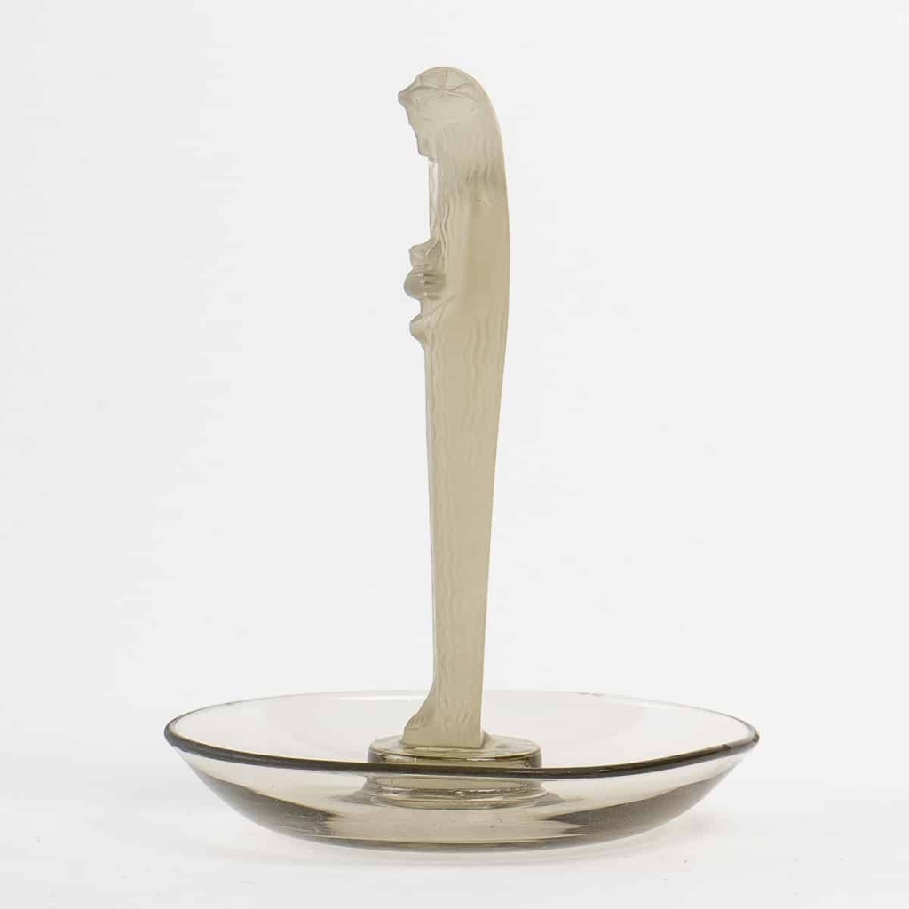 Cendrier Baguier « Statuette de la Fontaine » verre gris topaze de René LALIQUE | Biron Cendrier Baguier "Statuette de la Fontaine" verre gris topaze de René LALIQUE