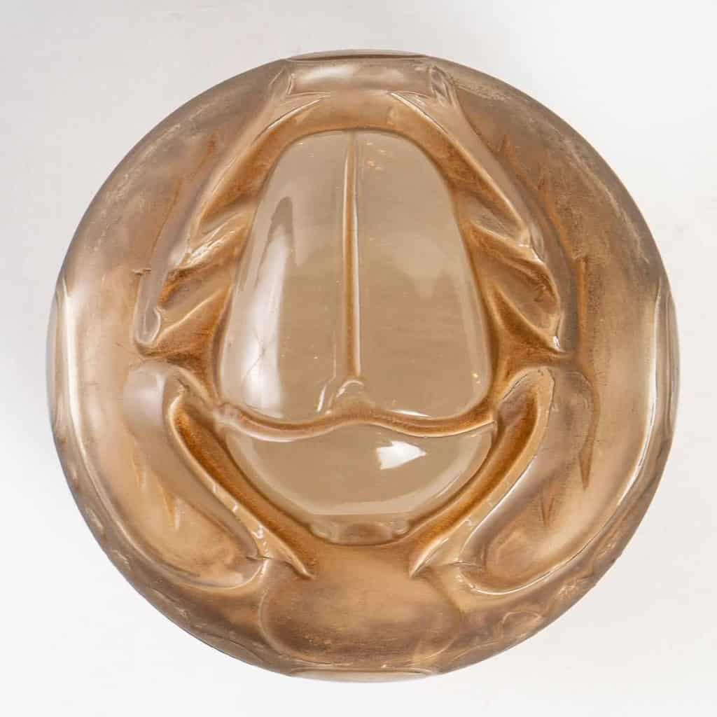Boîte « Scarabée » verre blanc patiné sépia de René LALIQUE pour L.T PIVER | Biron Boîte "Scarabée" verre blanc patiné sépia de René LALIQUE pour L.T PIVER