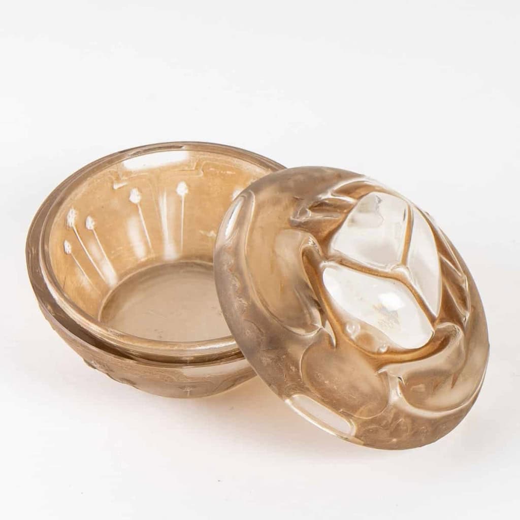 Boîte « Scarabée » verre blanc patiné sépia de René LALIQUE pour L.T PIVER | Biron Boîte "Scarabée" verre blanc patiné sépia de René LALIQUE pour L.T PIVER