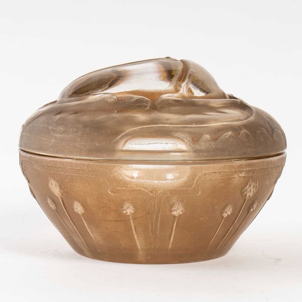 Boîte « Scarabée » verre blanc patiné sépia de René LALIQUE pour L.T PIVER | Biron Boîte "Scarabée" verre blanc patiné sépia de René LALIQUE pour L.T PIVER