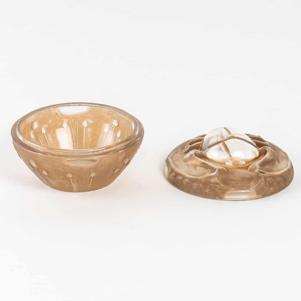 Boîte « Scarabée » verre blanc patiné sépia de René LALIQUE pour L.T PIVER | Biron Boîte "Scarabée" verre blanc patiné sépia de René LALIQUE pour L.T PIVER
