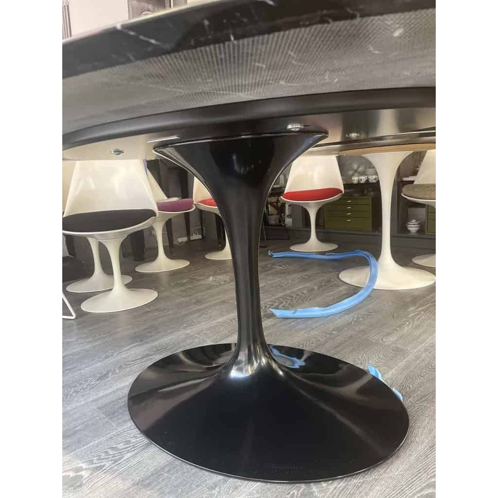 Saarinen & Knoll International Table « tulipe », marbre Marquina et Rilsan noir | Biron Saarinen & Knoll International Table "tulipe", marbre Marquina et Rilsan noir