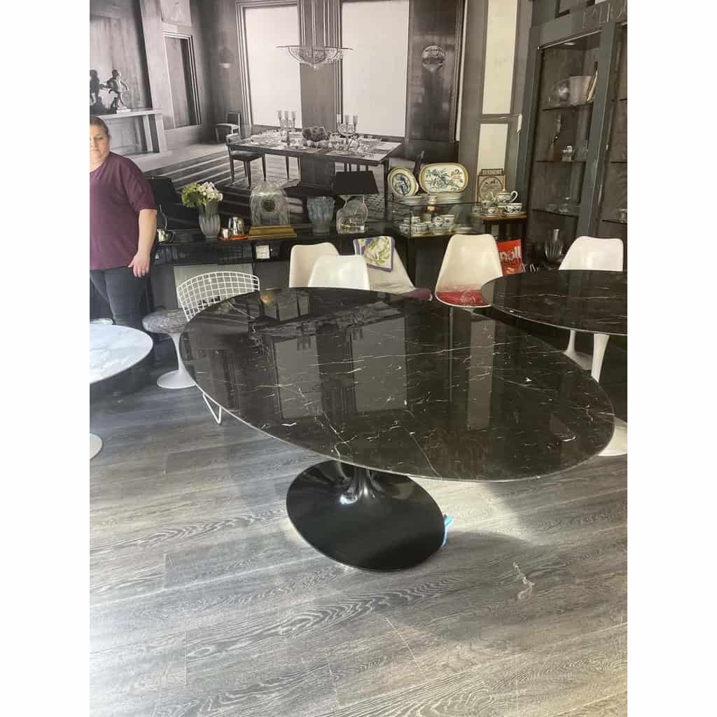 Saarinen & Knoll International Table « tulipe », marbre Marquina et Rilsan noir | Biron Saarinen & Knoll International Table "tulipe", marbre Marquina et Rilsan noir