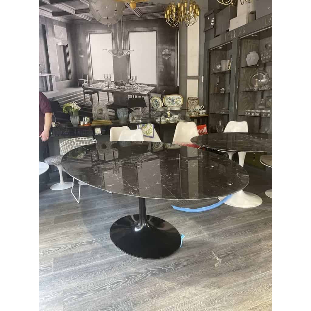Saarinen & Knoll International Table « tulipe », marbre Marquina et Rilsan noir | Biron Saarinen & Knoll International Table "tulipe", marbre Marquina et Rilsan noir