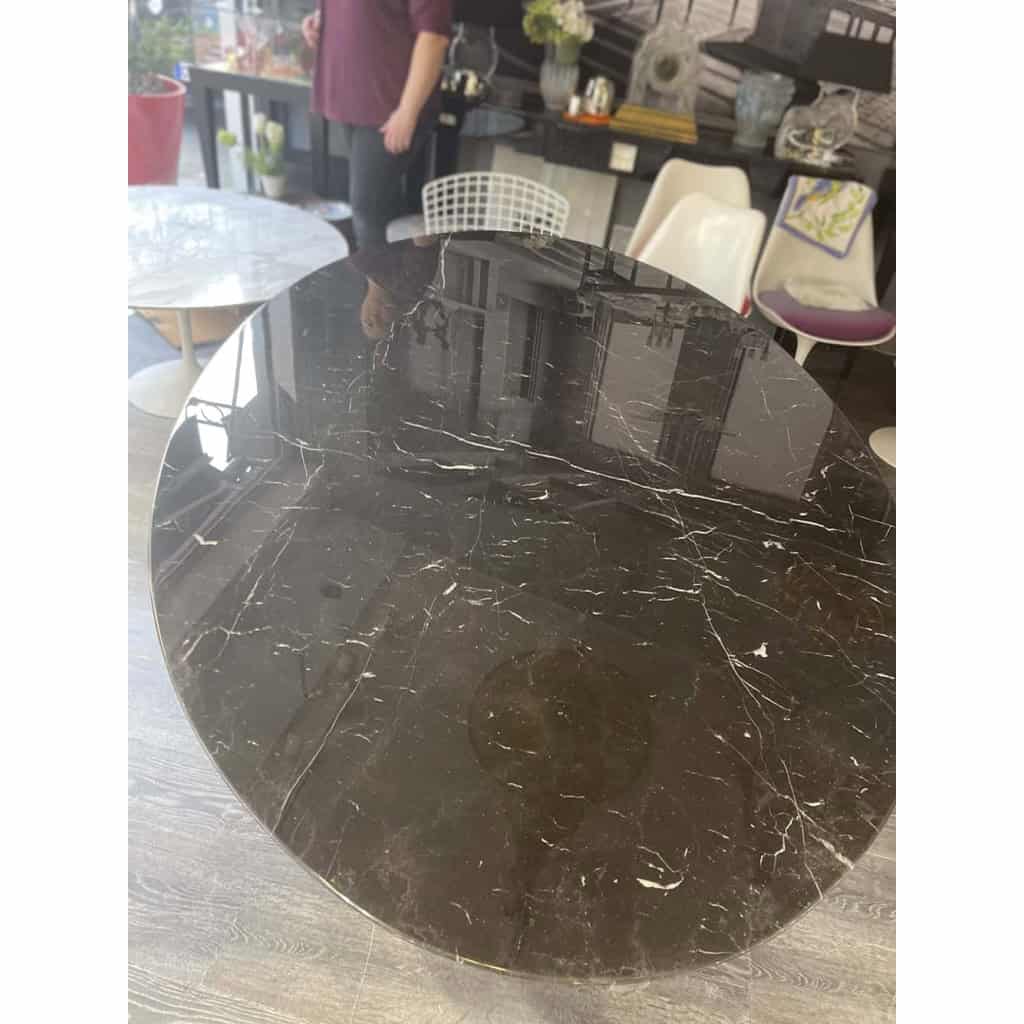 Saarinen & Knoll International Table « tulipe », marbre Marquina et Rilsan noir | Biron Saarinen & Knoll International Table "tulipe", marbre Marquina et Rilsan noir