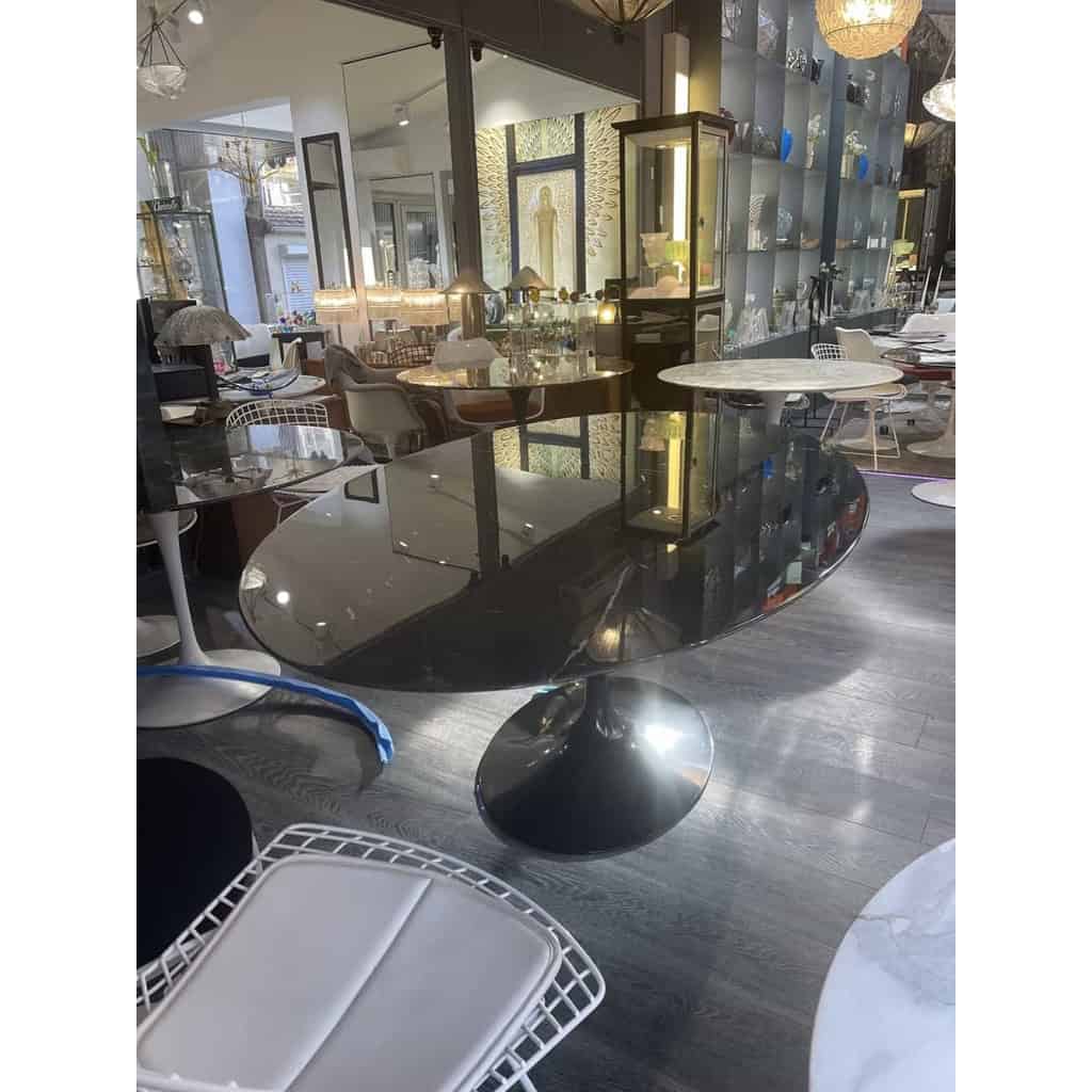 Saarinen & Knoll International Table « tulipe », marbre Marquina et Rilsan noir | Biron Saarinen & Knoll International Table "tulipe", marbre Marquina et Rilsan noir