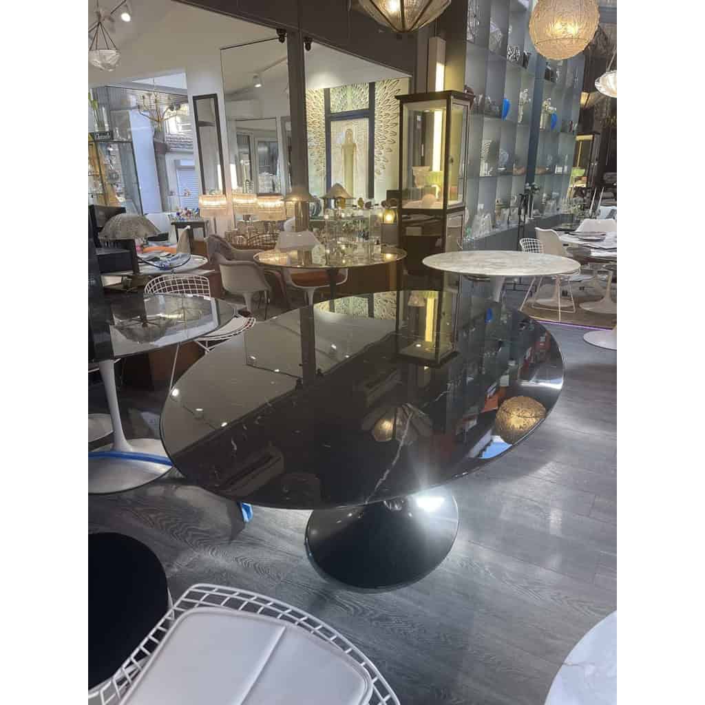 Saarinen & Knoll International Table « tulipe », marbre Marquina et Rilsan noir | Biron Saarinen & Knoll International Table "tulipe", marbre Marquina et Rilsan noir