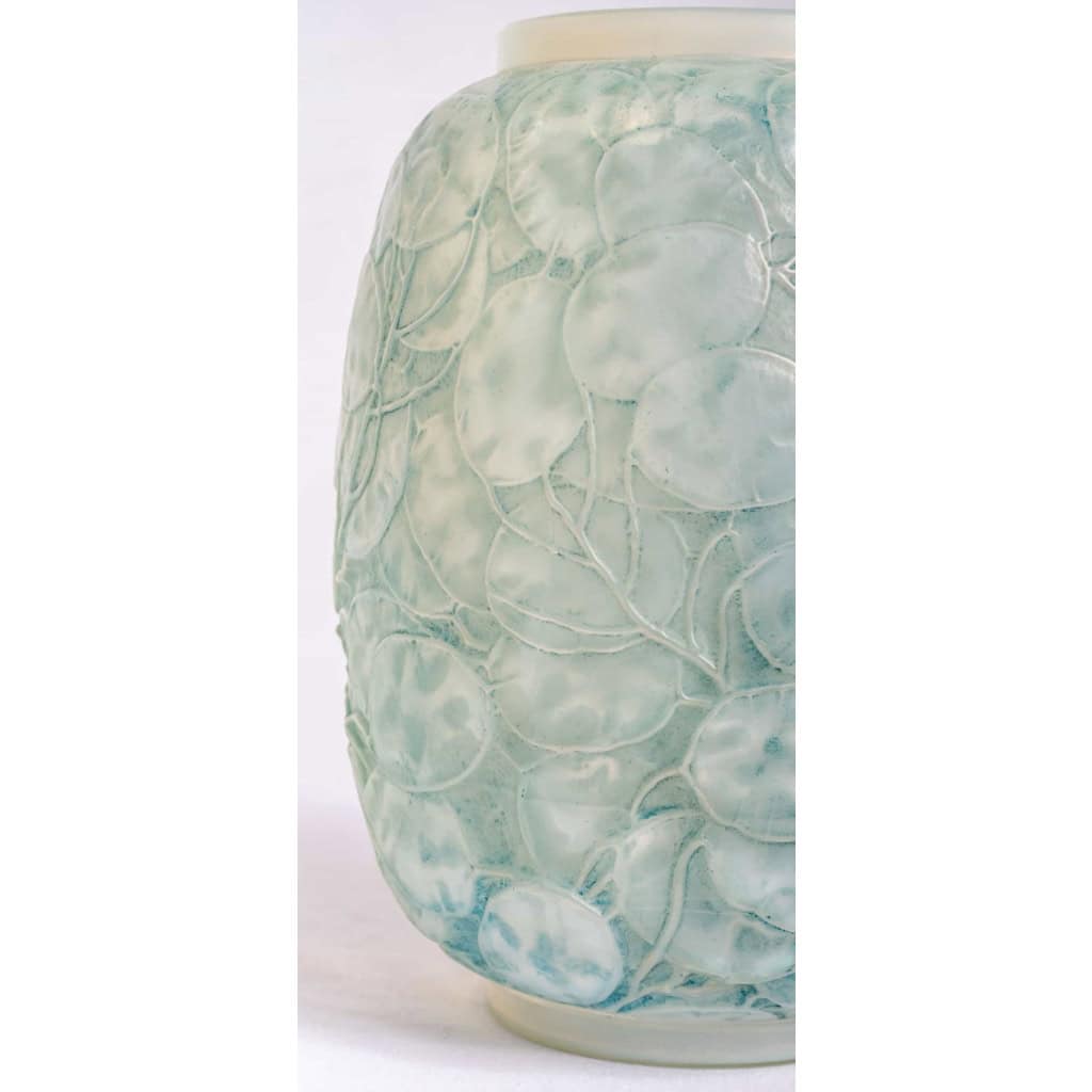 Vase « Monnaie du Pape » verre opalescent double couche patiné bleu de René LALIQUE | Biron Vase "Monnaie du Pape" verre opalescent double couche patiné bleu de René LALIQUE