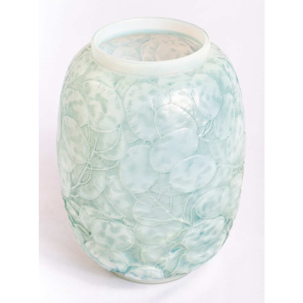 Vase « Monnaie du Pape » verre opalescent double couche patiné bleu de René LALIQUE | Biron Vase "Monnaie du Pape" verre opalescent double couche patiné bleu de René LALIQUE