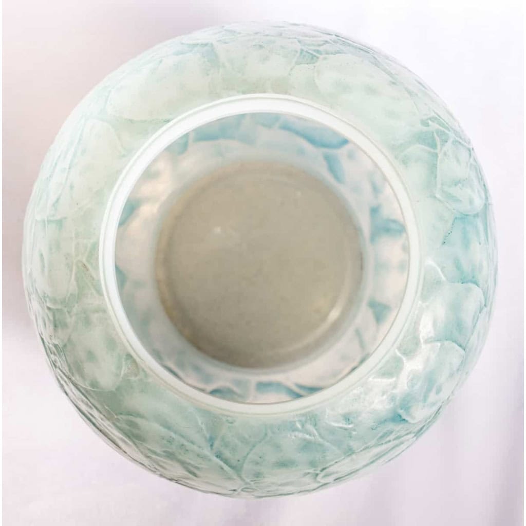 Vase « Monnaie du Pape » verre opalescent double couche patiné bleu de René LALIQUE | Biron Vase "Monnaie du Pape" verre opalescent double couche patiné bleu de René LALIQUE
