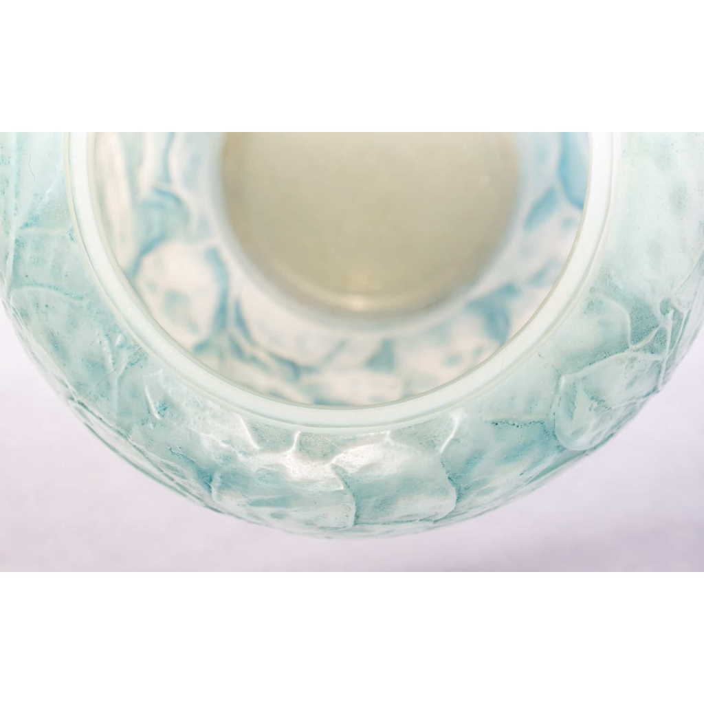 Vase « Monnaie du Pape » verre opalescent double couche patiné bleu de René LALIQUE | Biron Vase "Monnaie du Pape" verre opalescent double couche patiné bleu de René LALIQUE