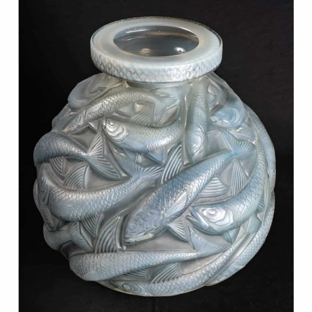Vase « Salmonides » verre opalescent patiné gris de René LALIQUE | Biron Vase "Salmonides" verre opalescent patiné gris de René LALIQUE