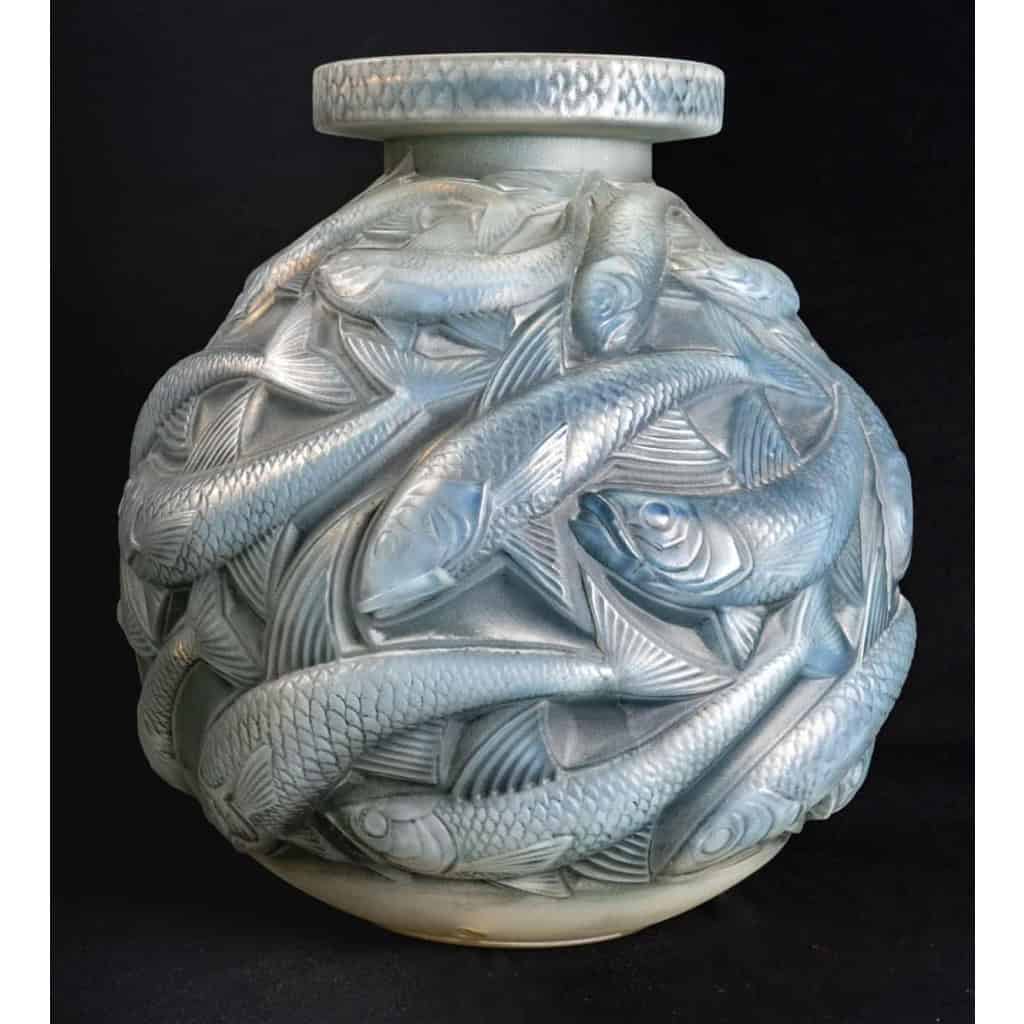Vase « Salmonides » verre opalescent patiné gris de René LALIQUE | Biron Vase "Salmonides" verre opalescent patiné gris de René LALIQUE