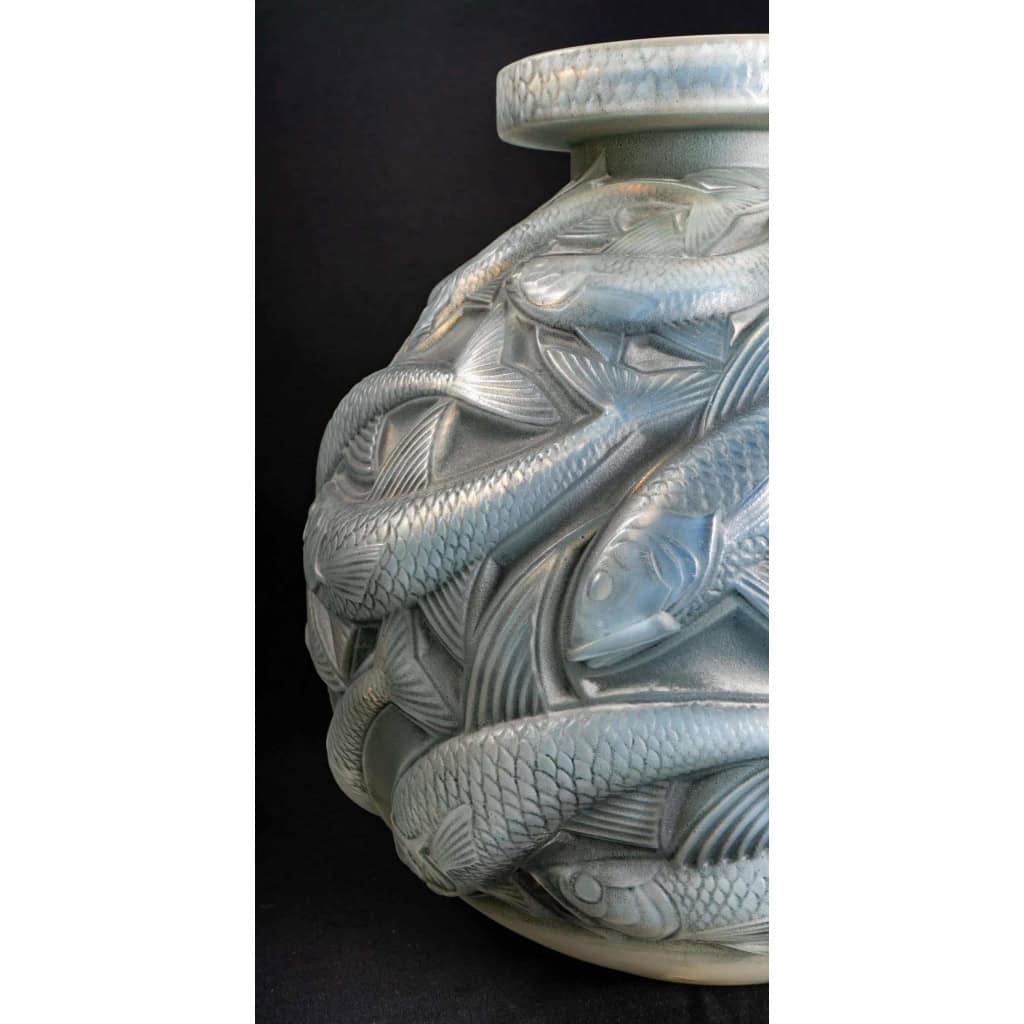 Vase « Salmonides » verre opalescent patiné gris de René LALIQUE | Biron Vase "Salmonides" verre opalescent patiné gris de René LALIQUE